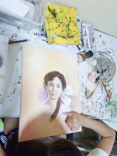 Clases de pintura para niños online Retrato de abuela de Daniela en curso de pintura infantil